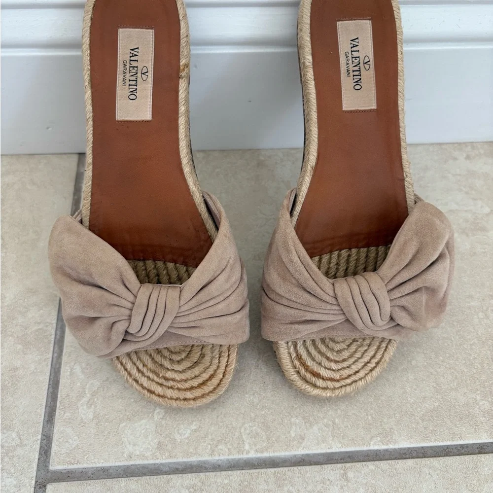 Valentino Garavani Taupe Bow Sandals - Picture 3 of 7